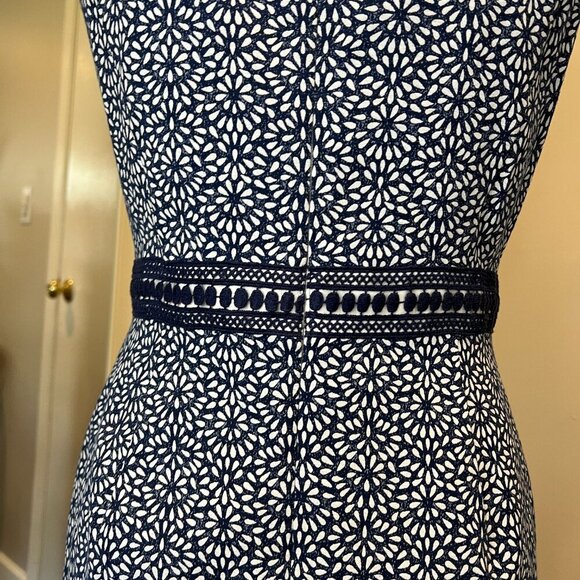 Maggy London Denim Flower Power Novelty Cut Out Sheath Dress, Size 6 - Picture 13 of 16